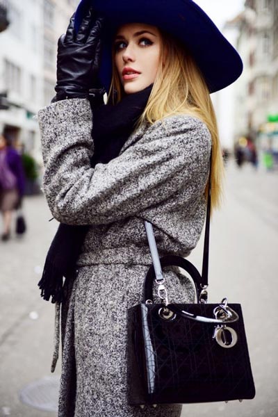 Девушка в пальто букле и широкополой шляпе