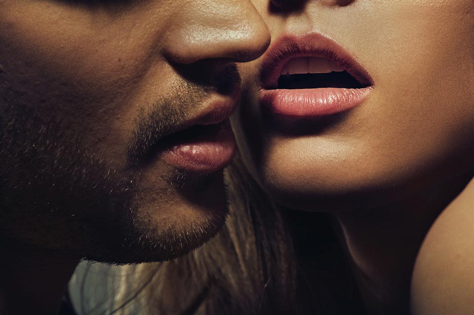 Мужчина смотрит на губы женщины