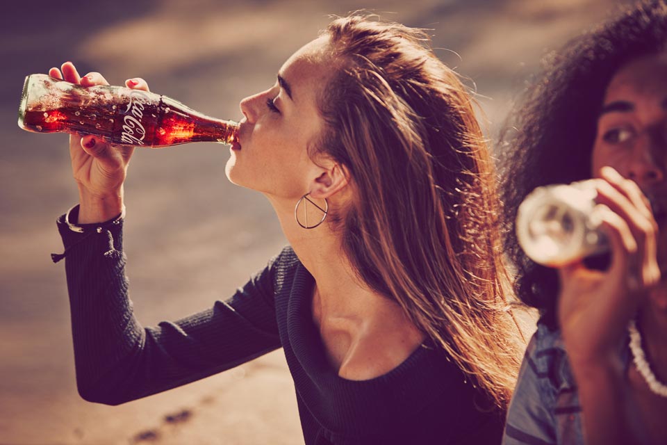 Девушка с Coca-Cola