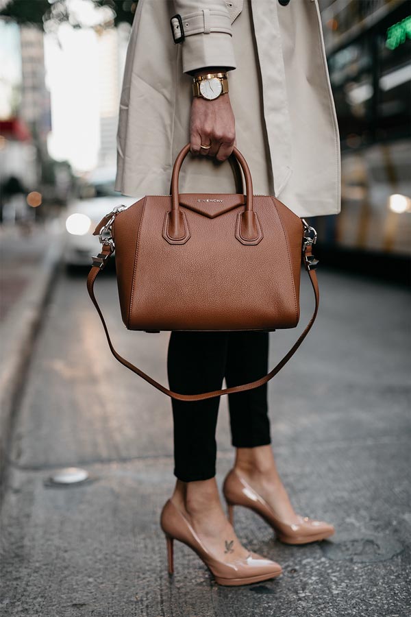 Девушка с коричневой сумкой